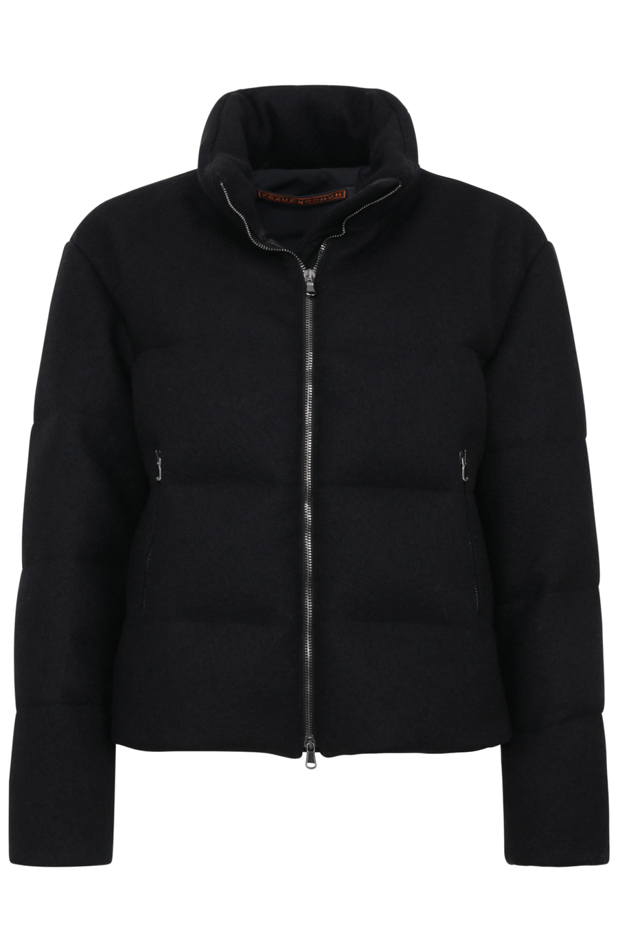 Winterjacke Alpine-LA aus innovativem Loden, mit Daunen gefüttert, etwas kürzer geschnitten. Quernähte als Designelement, Stehkragen, markanter Zwei-Wege-Zipper aus Metall, zwei Taschen mit Zip sowie zwei innenliegende Taschen. Beständiger Loden mit luxuriösem Griff. (Farbe: black)