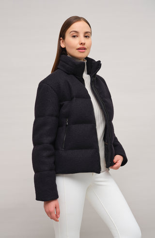 Winterjacke Alpine-LA aus innovativem Loden, mit Daunen gefüttert, etwas kürzer geschnitten. Quernähte als Designelement, Stehkragen, markanter Zwei-Wege-Zipper aus Metall, zwei Taschen mit Zip sowie zwei innenliegende Taschen. Beständiger Loden mit luxuriösem Griff. (Farbe: black)