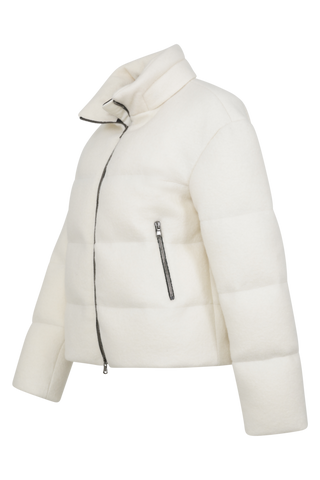 Winterjacke Alpine-LA aus innovativem Loden, mit Daunen gefüttert, etwas kürzer geschnitten. Quernähte als Designelement, Stehkragen, markanter Zwei-Wege-Zipper aus Metall, zwei Taschen mit Zip sowie zwei innenliegende Taschen. Beständiger Loden mit luxuriösem Griff. (Farbe: creme)