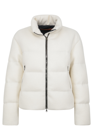 Winterjacke Alpine-LA aus innovativem Loden, mit Daunen gefüttert, etwas kürzer geschnitten. Quernähte als Designelement, Stehkragen, markanter Zwei-Wege-Zipper aus Metall, zwei Taschen mit Zip sowie zwei innenliegende Taschen. Beständiger Loden mit luxuriösem Griff. (Farbe: creme)