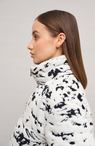 Winterjacke Alpine-ME aus feiner Merinowolle, mit Daunen gefüttert und etwas kürzer geschnitten. Quernähte als Designelement, Stehkragen, markanter Zwei-Wege-Zipper aus Metall, zwei Taschen mit Zip sowie zwei innenliegende Taschen. Ton-in-Ton Stickerei mit abstrahierter Alpenlandschaft als besonderes Detail. Besonders leicht, weich im Griff. (Farbe: creme)