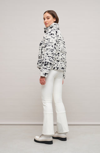 Winterjacke Alpine-ME aus feiner Merinowolle, mit Daunen gefüttert und etwas kürzer geschnitten. Quernähte als Designelement, Stehkragen, markanter Zwei-Wege-Zipper aus Metall, zwei Taschen mit Zip sowie zwei innenliegende Taschen. Ton-in-Ton Stickerei mit abstrahierter Alpenlandschaft als besonderes Detail. Besonders leicht, weich im Griff. (Farbe: creme)