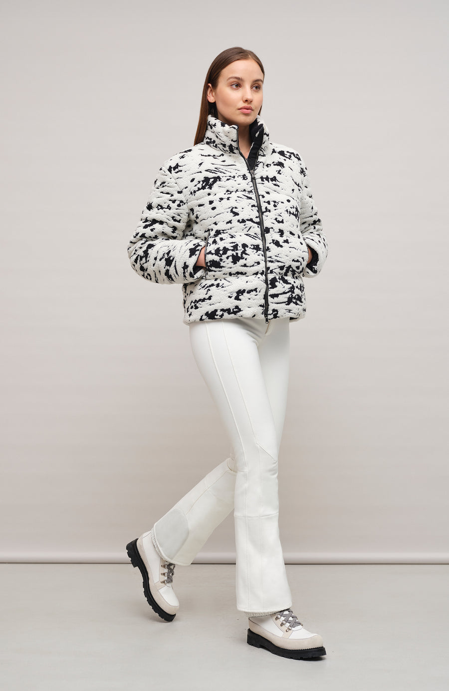 Winterjacke Alpine-ME aus feiner Merinowolle, mit Daunen gefüttert und etwas kürzer geschnitten. Quernähte als Designelement, Stehkragen, markanter Zwei-Wege-Zipper aus Metall, zwei Taschen mit Zip sowie zwei innenliegende Taschen. Ton-in-Ton Stickerei mit abstrahierter Alpenlandschaft als besonderes Detail. Besonders leicht, weich im Griff. (Farbe: creme)