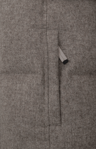 Winterjacke Isabel-L aus hochwertigem Loden, gefüttert mit zertifizierten Daunen, gerade Passform, etwas verkürzter Schnitt, abnehmbare Kapuze mit innenliegendem Strickbündchen, zwei versteckte Taschen, Zwei-Wege-Zipper. Auffallend weiche, angenehme Haptik wie Kaschmir. Dank der Daunenfüllung extrem warm. In der Farbe Hellbraun (Farbe: cashmere)