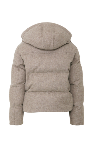 Winterjacke Isabel-L aus hochwertigem Loden, gefüttert mit zertifizierten Daunen, gerade Passform, etwas verkürzter Schnitt, abnehmbare Kapuze mit innenliegendem Strickbündchen, zwei versteckte Taschen, Zwei-Wege-Zipper. Auffallend weiche, angenehme Haptik wie Kaschmir. Dank der Daunenfüllung extrem warm. In der Farbe Hellbraun (Farbe: cashmere)