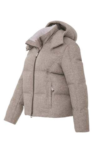 Winterjacke Isabel-L aus hochwertigem Loden, gefüttert mit zertifizierten Daunen, gerade Passform, etwas verkürzter Schnitt, abnehmbare Kapuze mit innenliegendem Strickbündchen, zwei versteckte Taschen, Zwei-Wege-Zipper. Auffallend weiche, angenehme Haptik wie Kaschmir. Dank der Daunenfüllung extrem warm. In der Farbe Hellbraun (Farbe: cashmere)