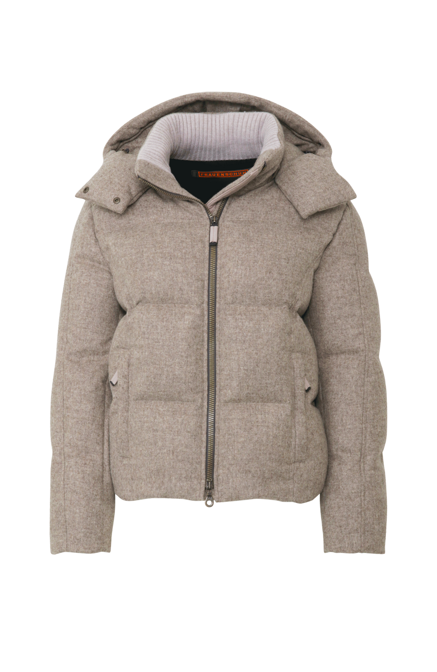 Winterjacke Isabel-L aus hochwertigem Loden, gefüttert mit zertifizierten Daunen, gerade Passform, etwas verkürzter Schnitt, abnehmbare Kapuze mit innenliegendem Strickbündchen, zwei versteckte Taschen, Zwei-Wege-Zipper. Auffallend weiche, angenehme Haptik wie Kaschmir. Dank der Daunenfüllung extrem warm. In der Farbe Hellbraun (Farbe: cashmere)
