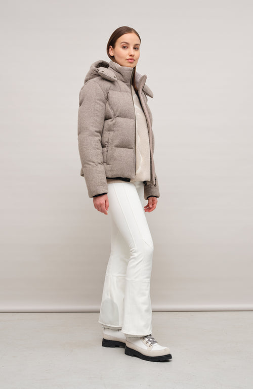 Winterjacke Isabel-L aus hochwertigem Loden, gefüttert mit zertifizierten Daunen, gerade Passform, etwas verkürzter Schnitt, abnehmbare Kapuze mit innenliegendem Strickbündchen, zwei versteckte Taschen, Zwei-Wege-Zipper. Auffallend weiche, angenehme Haptik wie Kaschmir. Dank der Daunenfüllung extrem warm. In der Farbe Hellbraun (Farbe: cashmere)