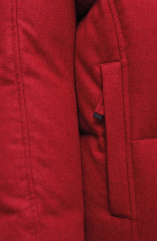 Winterjacke Isabel-L aus hochwertigem Loden, gefüttert mit zertifizierten Daunen, gerade Passform, etwas verkürzter Schnitt, abnehmbare Kapuze mit innenliegendem Strickbündchen, zwei versteckte Taschen, Zwei-Wege-Zipper. Auffallend weiche, angenehme Haptik wie Kaschmir. Dank der Daunenfüllung extrem warm. In der Farbe Rot (Farbe: poppy)