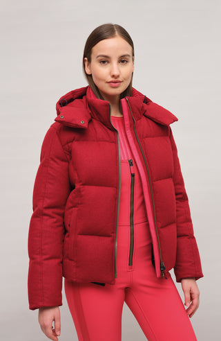 Winterjacke Isabel-L aus hochwertigem Loden, gefüttert mit zertifizierten Daunen, gerade Passform, etwas verkürzter Schnitt, abnehmbare Kapuze mit innenliegendem Strickbündchen, zwei versteckte Taschen, Zwei-Wege-Zipper. Auffallend weiche, angenehme Haptik wie Kaschmir. Dank der Daunenfüllung extrem warm. In der Farbe Rot (Farbe: poppy)