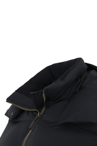 Winterjacke Isabel-LIN aus Light Italian Nylon, gerade Passform mit leicht verkürztem Schnitt, Kapuze mit innenliegendem Strickbündchen, Schneefang abnehmbar, gefüttert mit hochwertigen zertifizierten Daunen. Zwei versteckte Taschen, Zwei-Wege-Zipper, klassische Frauenschuh Features wie Schneefang an den Ärmeln, Skipasstasche und zwei innenliegende Taschen mit Zip. Seidig glänzende Oberfläche, funktional und warm. In der Farbe Schwarz (Farbe: black)