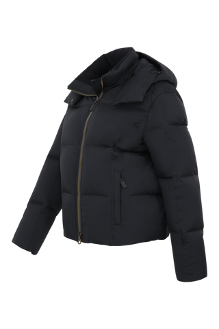 Winterjacke Isabel-LIN aus Light Italian Nylon, gerade Passform mit leicht verkürztem Schnitt, Kapuze mit innenliegendem Strickbündchen, Schneefang abnehmbar, gefüttert mit hochwertigen zertifizierten Daunen. Zwei versteckte Taschen, Zwei-Wege-Zipper, klassische Frauenschuh Features wie Schneefang an den Ärmeln, Skipasstasche und zwei innenliegende Taschen mit Zip. Seidig glänzende Oberfläche, funktional und warm. In der Farbe Schwarz (Farbe: black)