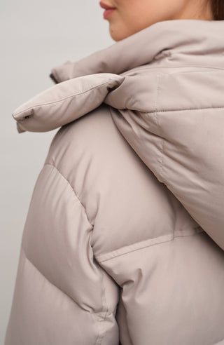 Winterjacke Isabel-LIN aus Light Italian Nylon, gerade Passform mit leicht verkürztem Schnitt, Kapuze mit innenliegendem Strickbündchen, Schneefang abnehmbar, gefüttert mit hochwertigen zertifizierten Daunen. Zwei versteckte Taschen, Zwei-Wege-Zipper, klassische Frauenschuh Features wie Schneefang an den Ärmeln, Skipasstasche und zwei innenliegende Taschen mit Zip. Seidig glänzende Oberfläche, funktional und warm. In der Farbe Hell Braun (Farbe: cashmere)