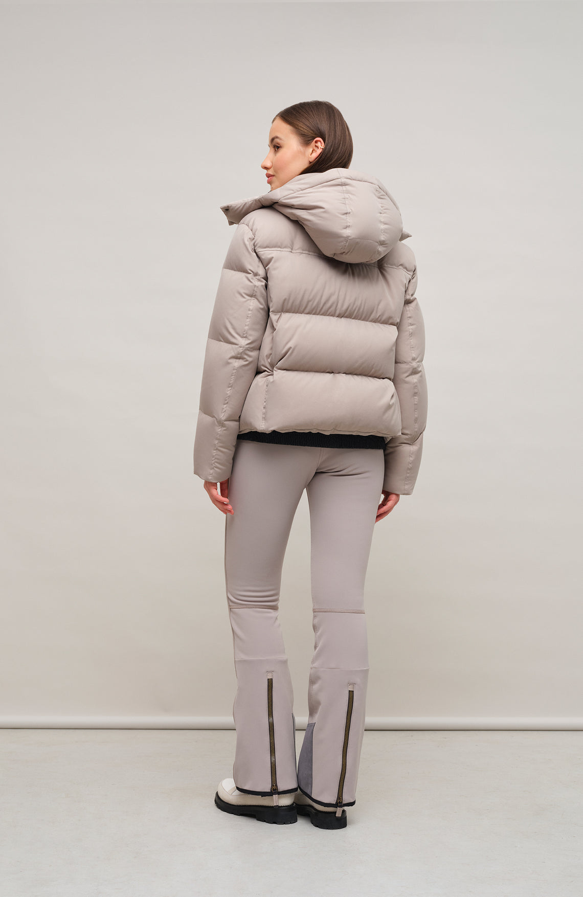 Winterjacke Isabel-LIN aus Light Italian Nylon, gerade Passform mit leicht verkürztem Schnitt, Kapuze mit innenliegendem Strickbündchen, Schneefang abnehmbar, gefüttert mit hochwertigen zertifizierten Daunen. Zwei versteckte Taschen, Zwei-Wege-Zipper, klassische Frauenschuh Features wie Schneefang an den Ärmeln, Skipasstasche und zwei innenliegende Taschen mit Zip. Seidig glänzende Oberfläche, funktional und warm. In der Farbe Braun (Farbe: cashmere)