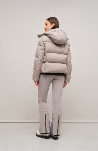 Winterjacke Isabel-LIN aus Light Italian Nylon, gerade Passform mit leicht verkürztem Schnitt, Kapuze mit innenliegendem Strickbündchen, Schneefang abnehmbar, gefüttert mit hochwertigen zertifizierten Daunen. Zwei versteckte Taschen, Zwei-Wege-Zipper, klassische Frauenschuh Features wie Schneefang an den Ärmeln, Skipasstasche und zwei innenliegende Taschen mit Zip. Seidig glänzende Oberfläche, funktional und warm. In der Farbe Braun (Farbe: cashmere)