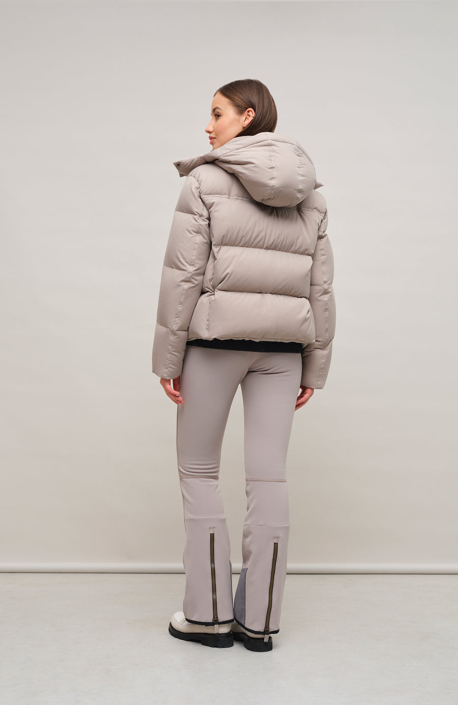 Winterjacke Isabel-LIN aus Light Italian Nylon, gerade Passform mit leicht verkürztem Schnitt, Kapuze mit innenliegendem Strickbündchen, Schneefang abnehmbar, gefüttert mit hochwertigen zertifizierten Daunen. Zwei versteckte Taschen, Zwei-Wege-Zipper, klassische Frauenschuh Features wie Schneefang an den Ärmeln, Skipasstasche und zwei innenliegende Taschen mit Zip. Seidig glänzende Oberfläche, funktional und warm. In der Farbe Braun (Farbe: cashmere)