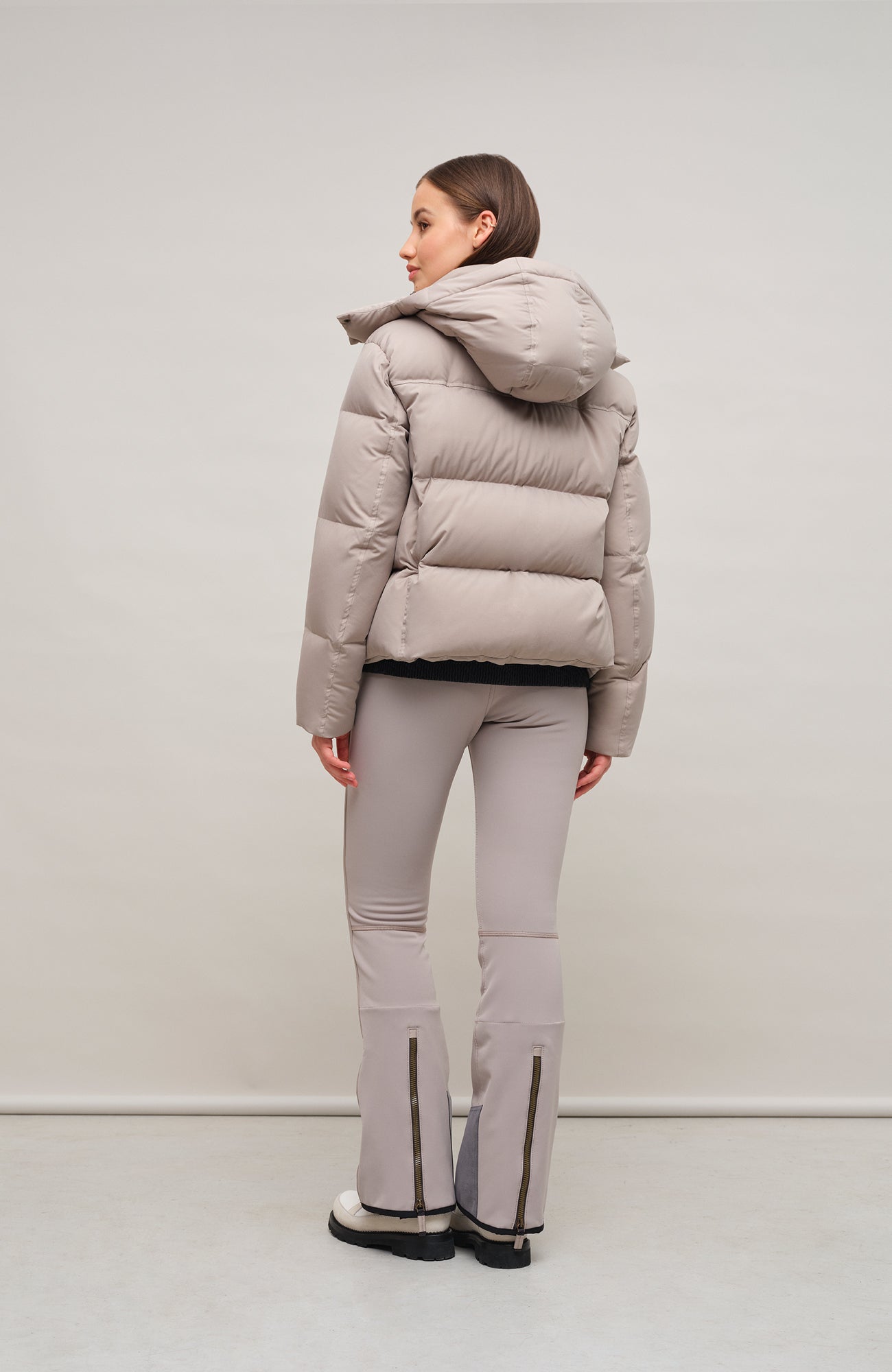 Winterjacke Isabel-LIN aus Light Italian Nylon, gerade Passform mit leicht verkürztem Schnitt, Kapuze mit innenliegendem Strickbündchen, Schneefang abnehmbar, gefüttert mit hochwertigen zertifizierten Daunen. Zwei versteckte Taschen, Zwei-Wege-Zipper, klassische Frauenschuh Features wie Schneefang an den Ärmeln, Skipasstasche und zwei innenliegende Taschen mit Zip. Seidig glänzende Oberfläche, funktional und warm. In der Farbe Braun (Farbe: cashmere)