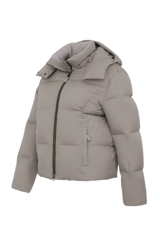 Winterjacke Isabel-LIN aus Light Italian Nylon, gerade Passform mit leicht verkürztem Schnitt, Kapuze mit innenliegendem Strickbündchen, Schneefang abnehmbar, gefüttert mit hochwertigen zertifizierten Daunen. Zwei versteckte Taschen, Zwei-Wege-Zipper, klassische Frauenschuh Features wie Schneefang an den Ärmeln, Skipasstasche und zwei innenliegende Taschen mit Zip. Seidig glänzende Oberfläche, funktional und warm. In der Farbe Hell Braun (Farbe: cashmere)