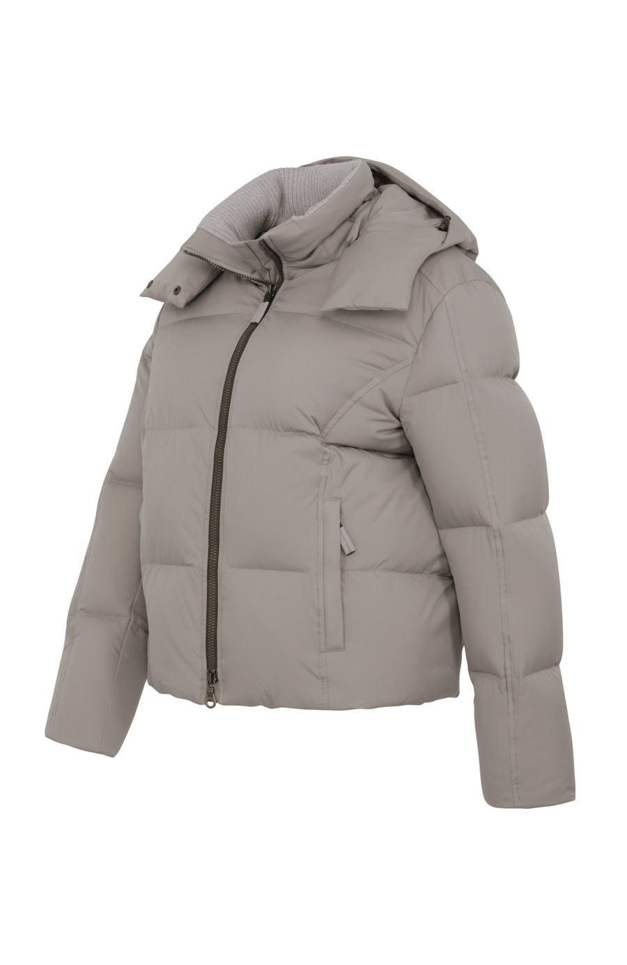 Winterjacke Isabel-LIN aus Light Italian Nylon, gerade Passform mit leicht verkürztem Schnitt, Kapuze mit innenliegendem Strickbündchen, Schneefang abnehmbar, gefüttert mit hochwertigen zertifizierten Daunen. Zwei versteckte Taschen, Zwei-Wege-Zipper, klassische Frauenschuh Features wie Schneefang an den Ärmeln, Skipasstasche und zwei innenliegende Taschen mit Zip. Seidig glänzende Oberfläche, funktional und warm. In der Farbe Hell Braun (Farbe: cashmere)