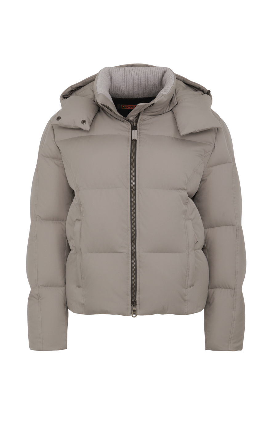 Winterjacke Isabel-LIN aus Light Italian Nylon, gerade Passform mit leicht verkürztem Schnitt, Kapuze mit innenliegendem Strickbündchen, Schneefang abnehmbar, gefüttert mit hochwertigen zertifizierten Daunen. Zwei versteckte Taschen, Zwei-Wege-Zipper, klassische Frauenschuh Features wie Schneefang an den Ärmeln, Skipasstasche und zwei innenliegende Taschen mit Zip. Seidig glänzende Oberfläche, funktional und warm. In der Farbe Hell Braun (Farbe: cashmere)