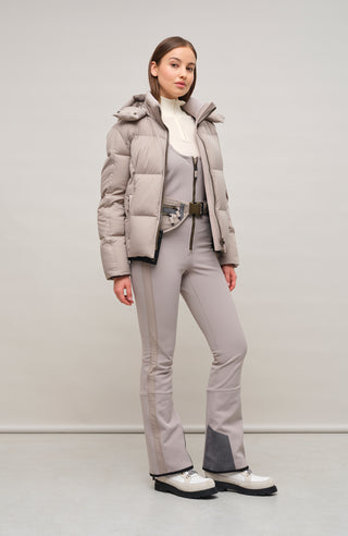 Winterjacke Isabel-LIN aus Light Italian Nylon, gerade Passform mit leicht verkürztem Schnitt, Kapuze mit innenliegendem Strickbündchen, Schneefang abnehmbar, gefüttert mit hochwertigen zertifizierten Daunen. Zwei versteckte Taschen, Zwei-Wege-Zipper, klassische Frauenschuh Features wie Schneefang an den Ärmeln, Skipasstasche und zwei innenliegende Taschen mit Zip. Seidig glänzende Oberfläche, funktional und warm. In der Farbe Hell Braun (Farbe: cashmere)