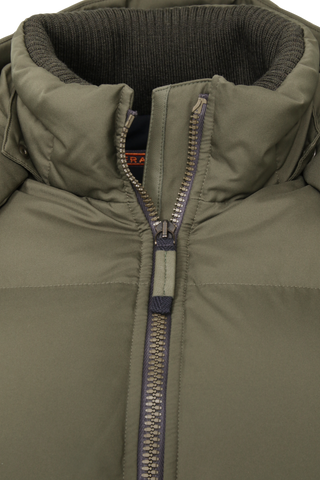 Winterjacke Isabel-LIN aus Light Italian Nylon, gerade Passform mit leicht verkürztem Schnitt, Kapuze mit innenliegendem Strickbündchen, Schneefang abnehmbar, gefüttert mit hochwertigen zertifizierten Daunen. Zwei versteckte Taschen, Zwei-Wege-Zipper, klassische Frauenschuh Features wie Schneefang an den Ärmeln, Skipasstasche und zwei innenliegende Taschen mit Zip. Seidig glänzende Oberfläche, funktional und warm. In der Farbe Dunkelgrün (Farbe: ivy)