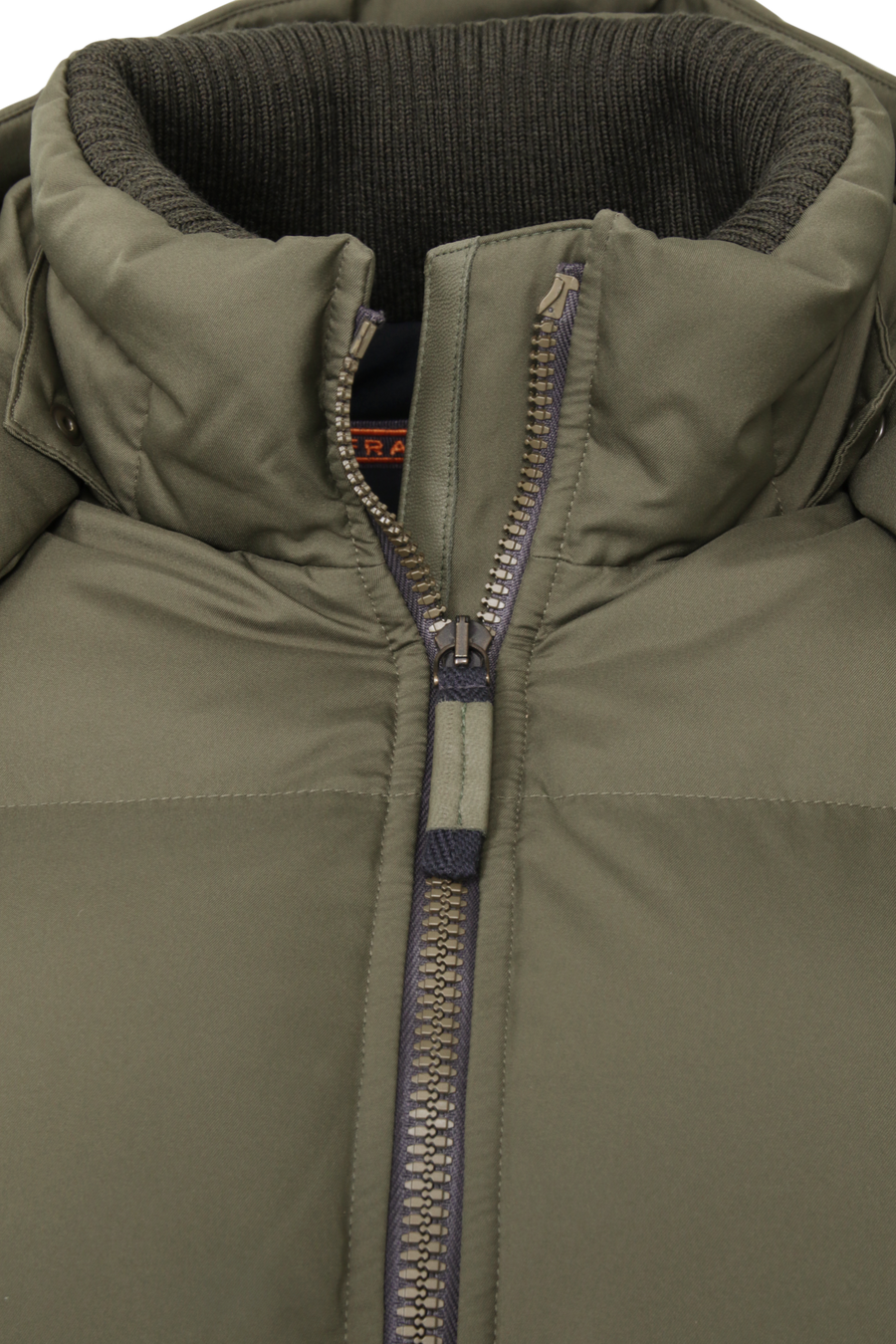 Winterjacke Isabel-LIN aus Light Italian Nylon, gerade Passform mit leicht verkürztem Schnitt, Kapuze mit innenliegendem Strickbündchen, Schneefang abnehmbar, gefüttert mit hochwertigen zertifizierten Daunen. Zwei versteckte Taschen, Zwei-Wege-Zipper, klassische Frauenschuh Features wie Schneefang an den Ärmeln, Skipasstasche und zwei innenliegende Taschen mit Zip. Seidig glänzende Oberfläche, funktional und warm. In der Farbe Dunkelgrün (Farbe: ivy)