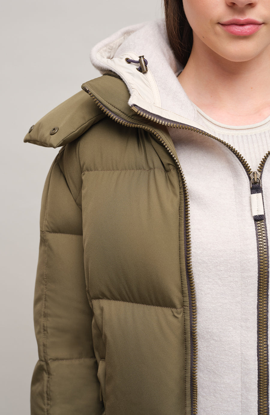 Winterjacke Isabel-LIN aus Light Italian Nylon, gerade Passform mit leicht verkürztem Schnitt, Kapuze mit innenliegendem Strickbündchen, Schneefang abnehmbar, gefüttert mit hochwertigen zertifizierten Daunen. Zwei versteckte Taschen, Zwei-Wege-Zipper, klassische Frauenschuh Features wie Schneefang an den Ärmeln, Skipasstasche und zwei innenliegende Taschen mit Zip. Seidig glänzende Oberfläche, funktional und warm. In der Farbe Dunkelgrün (Farbe: ivy)