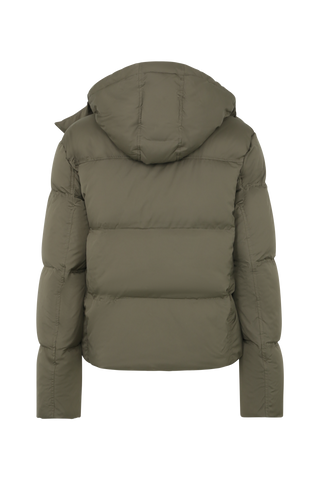 leicht verkürztem Schnitt, Kapuze mit innenliegendem Strickbündchen, Schneefang abnehmbar, gefüttert mit hochwertigen zertifizierten Daunen. Zwei versteckte Taschen, Zwei-Wege-Zipper, klassische Frauenschuh Features wie Schneefang an den Ärmeln, Skipasstasche und zwei innenliegende Taschen mit Zip. Seidig glänzende Oberfläche, funktional und warm. In der Farbe Dunkelgrün (Farbe: ivy)