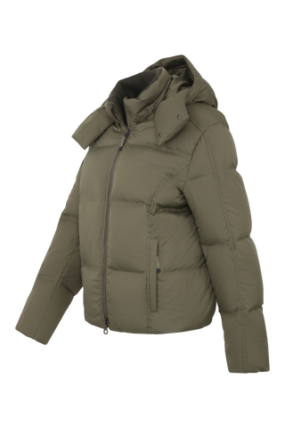 Winterjacke Isabel-LIN aus Light Italian Nylon, gerade Passform mit leicht verkürztem Schnitt, Kapuze mit innenliegendem Strickbündchen, Schneefang abnehmbar, gefüttert mit hochwertigen zertifizierten Daunen. Zwei versteckte Taschen, Zwei-Wege-Zipper, klassische Frauenschuh Features wie Schneefang an den Ärmeln, Skipasstasche und zwei innenliegende Taschen mit Zip. Seidig glänzende Oberfläche, funktional und warm. In der Farbe Dunkelgrün (Farbe: ivy)