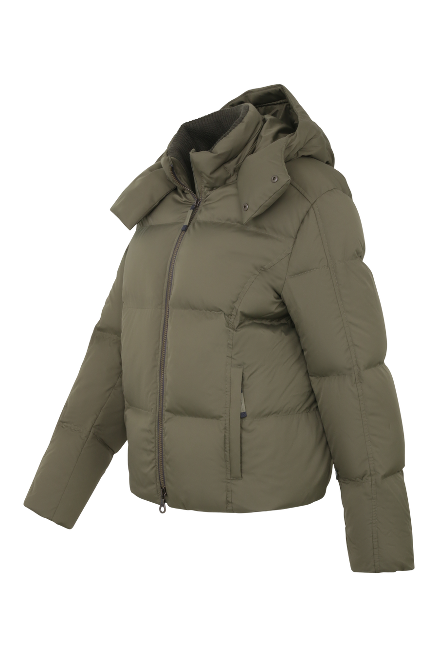 Winterjacke Isabel-LIN aus Light Italian Nylon, gerade Passform mit leicht verkürztem Schnitt, Kapuze mit innenliegendem Strickbündchen, Schneefang abnehmbar, gefüttert mit hochwertigen zertifizierten Daunen. Zwei versteckte Taschen, Zwei-Wege-Zipper, klassische Frauenschuh Features wie Schneefang an den Ärmeln, Skipasstasche und zwei innenliegende Taschen mit Zip. Seidig glänzende Oberfläche, funktional und warm. In der Farbe Dunkelgrün (Farbe: ivy)