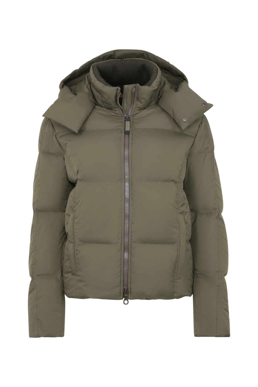 Winterjacke Isabel-LIN aus Light Italian Nylon, gerade Passform mit leicht verkürztem Schnitt, Kapuze mit innenliegendem Strickbündchen, Schneefang abnehmbar, gefüttert mit hochwertigen zertifizierten Daunen. Zwei versteckte Taschen, Zwei-Wege-Zipper, klassische Frauenschuh Features wie Schneefang an den Ärmeln, Skipasstasche und zwei innenliegende Taschen mit Zip. Seidig glänzende Oberfläche, funktional und warm. In der Farbe Dunkelgrün (Farbe: ivy)