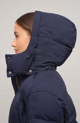 Winterjacke Isabel-LIN aus Light Italian Nylon, gerade Passform mit leicht verkürztem Schnitt, Kapuze mit innenliegendem Strickbündchen, Schneefang abnehmbar, gefüttert mit hochwertigen zertifizierten Daunen. Zwei versteckte Taschen, Zwei-Wege-Zipper, klassische Frauenschuh Features wie Schneefang an den Ärmeln, Skipasstasche und zwei innenliegende Taschen mit Zip. Seidig glänzende Oberfläche, funktional und warm. In der Farbe Dunkelblau (Farbe: midnight)