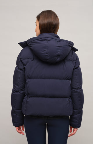 Winterjacke Isabel-LIN aus Light Italian Nylon, gerade Passform mit leicht verkürztem Schnitt, Kapuze mit innenliegendem Strickbündchen, Schneefang abnehmbar, gefüttert mit hochwertigen zertifizierten Daunen. Zwei versteckte Taschen, Zwei-Wege-Zipper, klassische Frauenschuh Features wie Schneefang an den Ärmeln, Skipasstasche und zwei innenliegende Taschen mit Zip. Seidig glänzende Oberfläche, funktional und warm. In der Farbe Dunkelblau (Farbe: midnight)