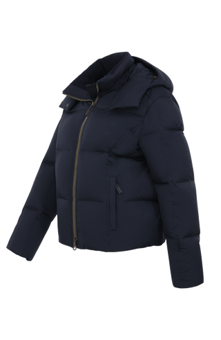 Winterjacke Isabel-LIN aus Light Italian Nylon, gerade Passform mit leicht verkürztem Schnitt, Kapuze mit innenliegendem Strickbündchen, Schneefang abnehmbar, gefüttert mit hochwertigen zertifizierten Daunen. Zwei versteckte Taschen, Zwei-Wege-Zipper, klassische Frauenschuh Features wie Schneefang an den Ärmeln, Skipasstasche und zwei innenliegende Taschen mit Zip. Seidig glänzende Oberfläche, funktional und warm. In der Farbe Dunkelblau (Farbe: midnight)