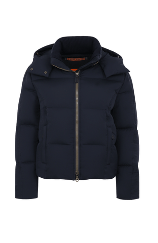 Winterjacke Isabel-LIN aus Light Italian Nylon, gerade Passform mit leicht verkürztem Schnitt, Kapuze mit innenliegendem Strickbündchen, Schneefang abnehmbar, gefüttert mit hochwertigen zertifizierten Daunen. Zwei versteckte Taschen, Zwei-Wege-Zipper, klassische Frauenschuh Features wie Schneefang an den Ärmeln, Skipasstasche und zwei innenliegende Taschen mit Zip. Seidig glänzende Oberfläche, funktional und warm. In der Farbe Dunkelblau (Farbe: midnight)