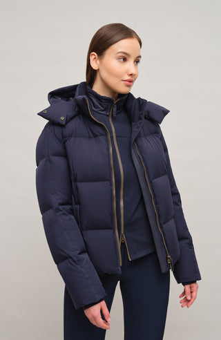Winterjacke Isabel-LIN aus Light Italian Nylon, gerade Passform mit leicht verkürztem Schnitt, Kapuze mit innenliegendem Strickbündchen, Schneefang abnehmbar, gefüttert mit hochwertigen zertifizierten Daunen. Zwei versteckte Taschen, Zwei-Wege-Zipper, klassische Frauenschuh Features wie Schneefang an den Ärmeln, Skipasstasche und zwei innenliegende Taschen mit Zip. Seidig glänzende Oberfläche, funktional und warm. In der Farbe Dunkelblau (Farbe: midnight)