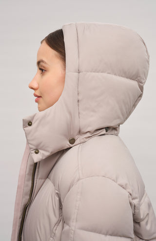 Winterparka Chelsey-LIN aus Light Italian Nylon, gerade Passform mit leicht verkürztem Schnitt, abnehmbare Kapuze mit innenliegendem Strickbündchen, gefüttert mit hochwertigen zertifizierten Daunen. Zwei versteckte Taschen, Zwei-Wege-Zipper mit Ziegenleder veredelt, luxuriöse seidig glänzende Oberfläche. Extrem warm, vielseitig tragbar, elegant und funktional. In der Farbe Hell Braun (Farbe: cashmere)