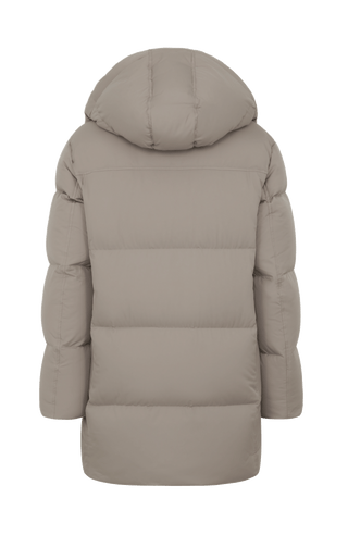 Winterparka Chelsey-LIN aus Light Italian Nylon, gerade Passform mit leicht verkürztem Schnitt, abnehmbare Kapuze mit innenliegendem Strickbündchen, gefüttert mit hochwertigen zertifizierten Daunen. Zwei versteckte Taschen, Zwei-Wege-Zipper mit Ziegenleder veredelt, luxuriöse seidig glänzende Oberfläche. Extrem warm, vielseitig tragbar, elegant und funktional. In der Farbe Hell Braun (Farbe: cashmere)