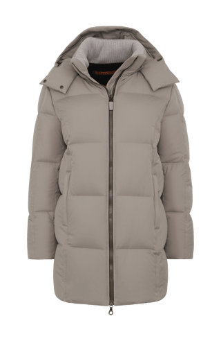 Winterparka Chelsey-LIN aus Light Italian Nylon, gerade Passform mit leicht verkürztem Schnitt, abnehmbare Kapuze mit innenliegendem Strickbündchen, gefüttert mit hochwertigen zertifizierten Daunen. Zwei versteckte Taschen, Zwei-Wege-Zipper mit Ziegenleder veredelt, luxuriöse seidig glänzende Oberfläche. Extrem warm, vielseitig tragbar, elegant und funktional. In der Farbe Hell Braun (Farbe: cashmere)