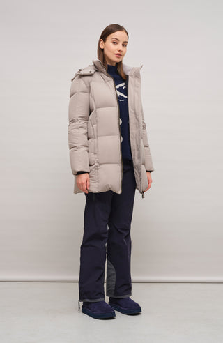 Winterparka Chelsey-LIN aus Light Italian Nylon, gerade Passform mit leicht verkürztem Schnitt, abnehmbare Kapuze mit innenliegendem Strickbündchen, gefüttert mit hochwertigen zertifizierten Daunen. Zwei versteckte Taschen, Zwei-Wege-Zipper mit Ziegenleder veredelt, luxuriöse seidig glänzende Oberfläche. Extrem warm, vielseitig tragbar, elegant und funktional. In der Farbe hell braun (Farbe: cashmere)