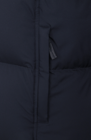 Winterparka Chelsey-LIN aus Light Italian Nylon, gerade Passform mit leicht verkürztem Schnitt, abnehmbare Kapuze mit innenliegendem Strickbündchen, gefüttert mit hochwertigen zertifizierten Daunen. Zwei versteckte Taschen, Zwei-Wege-Zipper mit Ziegenleder veredelt, luxuriöse seidig glänzende Oberfläche. Extrem warm, vielseitig tragbar, elegant und funktional. In der Farbe Dunkelblau (Farbe: midnight)