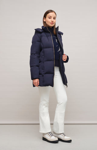 Winterparka Chelsey-LIN aus Light Italian Nylon, gerade Passform mit leicht verkürztem Schnitt, abnehmbare Kapuze mit innenliegendem Strickbündchen, gefüttert mit hochwertigen zertifizierten Daunen. Zwei versteckte Taschen, Zwei-Wege-Zipper mit Ziegenleder veredelt, luxuriöse seidig glänzende Oberfläche. Extrem warm, vielseitig tragbar, elegant und funktional. In der Farbe Dunkelblau (Farbe: midnight)