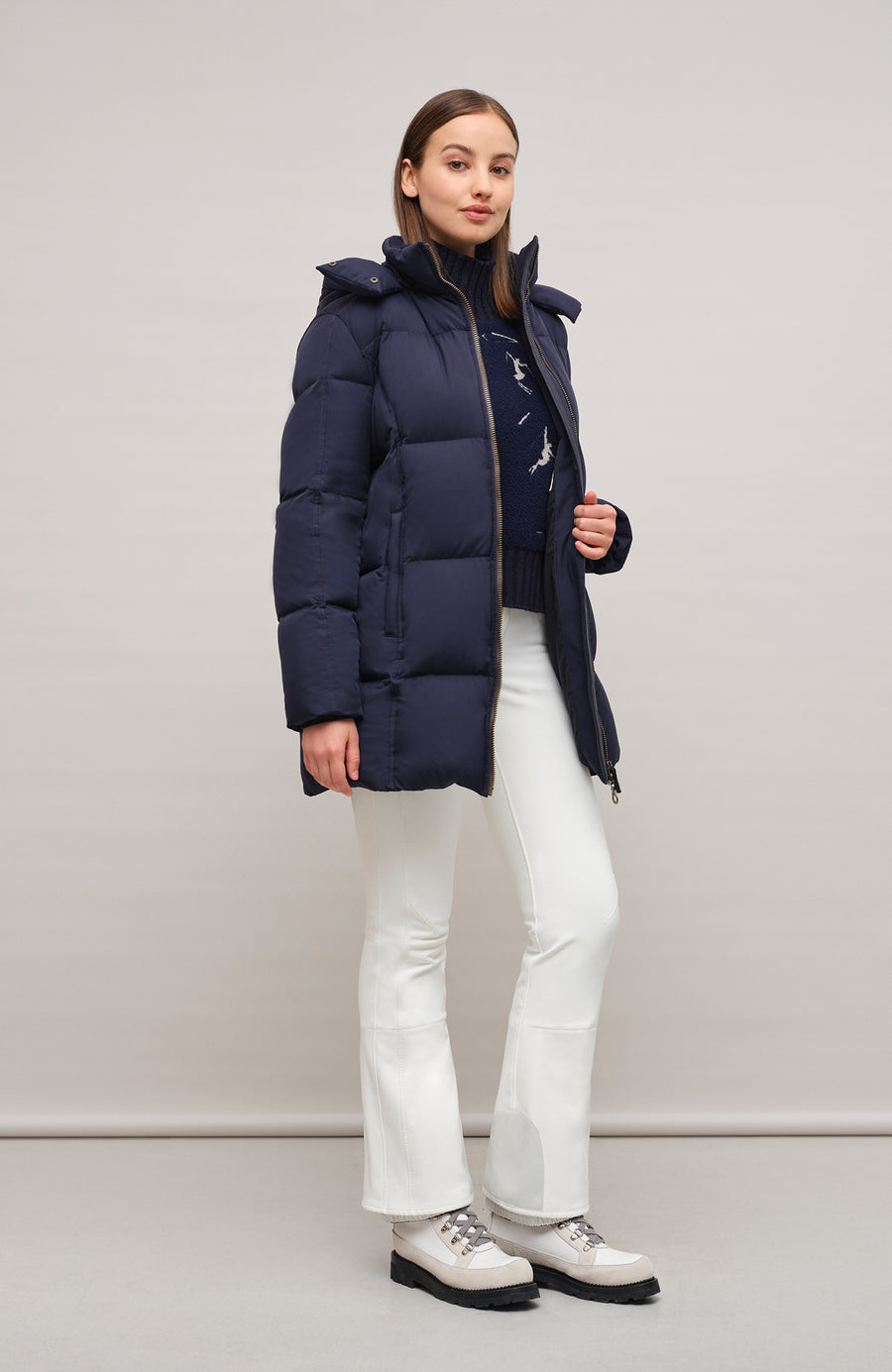 Winterparka Chelsey-LIN aus Light Italian Nylon, gerade Passform mit leicht verkürztem Schnitt, abnehmbare Kapuze mit innenliegendem Strickbündchen, gefüttert mit hochwertigen zertifizierten Daunen. Zwei versteckte Taschen, Zwei-Wege-Zipper mit Ziegenleder veredelt, luxuriöse seidig glänzende Oberfläche. Extrem warm, vielseitig tragbar, elegant und funktional. In der Farbe Dunkelblau (Farbe: midnight)