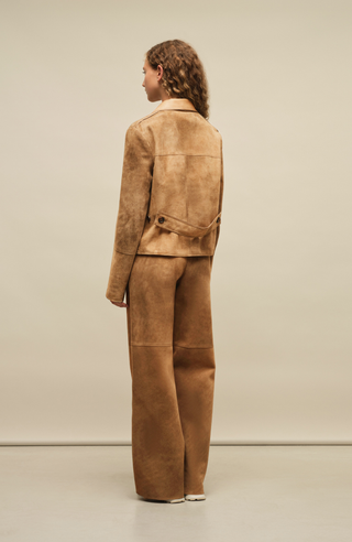 Lin-CV Blazer aus hochwertigem Vintage Velours Leder. Kurz geschnittene, kastige Form mit überlangen Ärmeln und offen verarbeiteten Nähten. Großzügiger Reverskragen mit nappierter Innenseite, Trenchgürtel am Rücken, Hornknöpfe und kleine Klappentaschen. Leichtes Tragegefühl mit Satinfutter. In der Farbe Karamell (Farbe: honey)