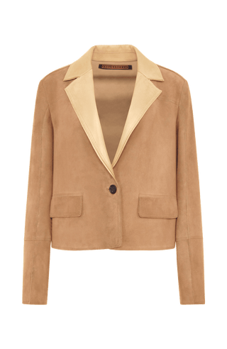 Lin-CV Blazer aus hochwertigem Vintage Velours Leder. Kurz geschnittene, kastige Form mit überlangen Ärmeln und offen verarbeiteten Nähten. Großzügiger Reverskragen mit nappierter Innenseite, Trenchgürtel am Rücken, Hornknöpfe und kleine Klappentaschen. Leichtes Tragegefühl mit Satinfutter. In der Farbe Karamell (Farbe: honey)