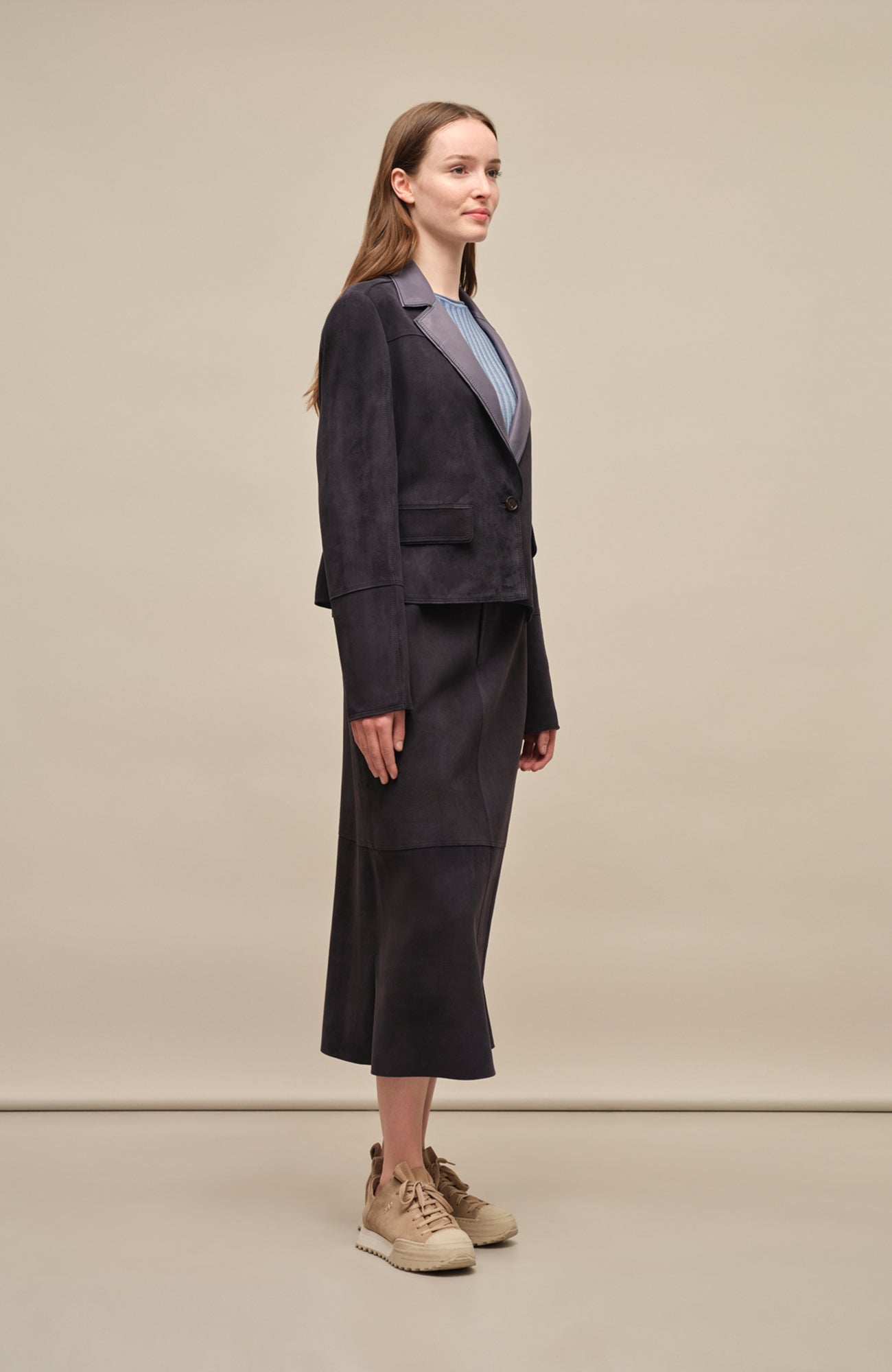 Lin-CV Blazer aus hochwertigem Vintage Velours Leder. Kurz geschnittene, kastige Form mit überlangen Ärmeln und offen verarbeiteten Nähten. Großzügiger Reverskragen mit nappierter Innenseite, Trenchgürtel am Rücken, Hornknöpfe und kleine Klappentaschen. Leichtes Tragegefühl mit Satinfutter. In der Farbe Dunkelblau (Farbe: midnight)