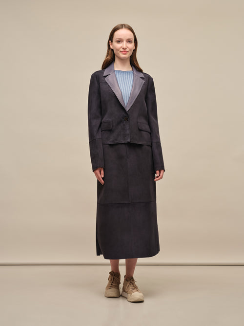 Lin-CV Blazer aus hochwertigem Vintage Velours Leder. Kurz geschnittene, kastige Form mit überlangen Ärmeln und offen verarbeiteten Nähten. Großzügiger Reverskragen mit nappierter Innenseite, Trenchgürtel am Rücken, Hornknöpfe und kleine Klappentaschen. Leichtes Tragegefühl mit Satinfutter. In der Farbe Dunkelblau (Farbe: midnight)