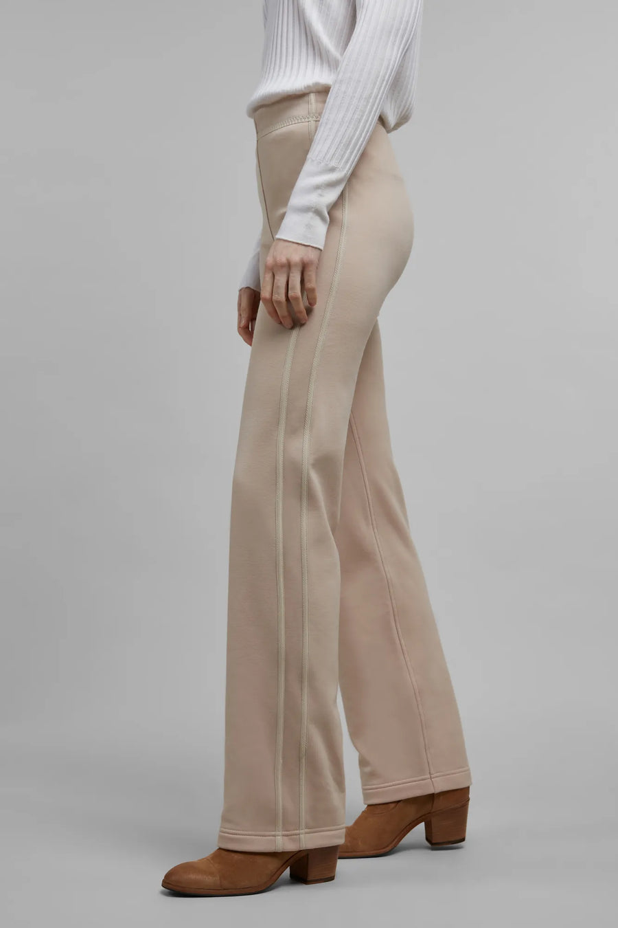 Die Stretchhose Inga aus weichem Wool Powerstretch verbindet außergewöhnlichen Tragekomfort mit natürlicher Wärme und begleitet stilvoll durch aktive Tage