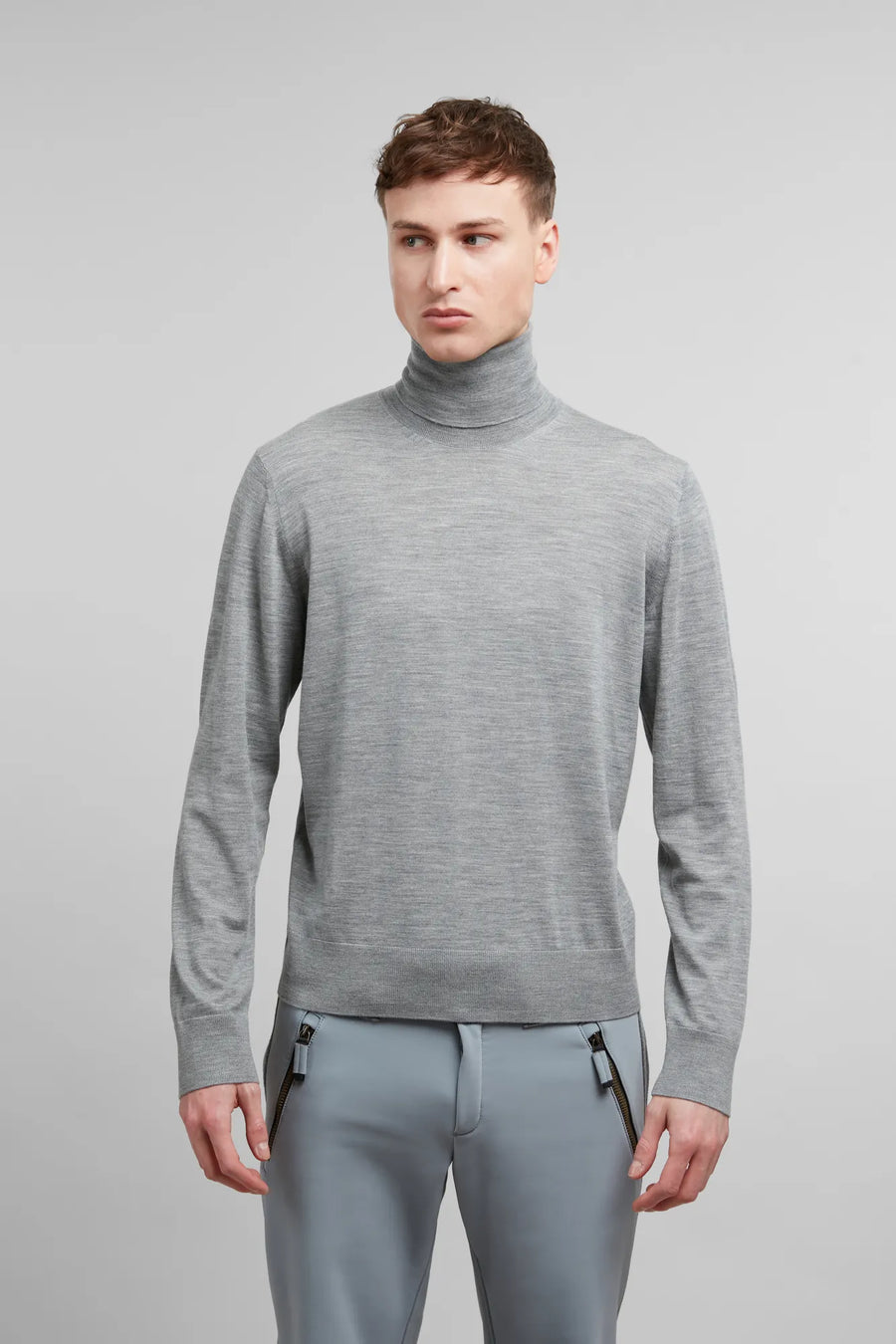 Der feine Merino-Rollkragenpullover für Herren liegt wie eine zweite Haut am Körper und eignet sich perfekt als elegante, wärmende Schicht unter dem Sakko – leicht, geschmeidig und mit der natürlichen Funktion feinster Merinowolle.